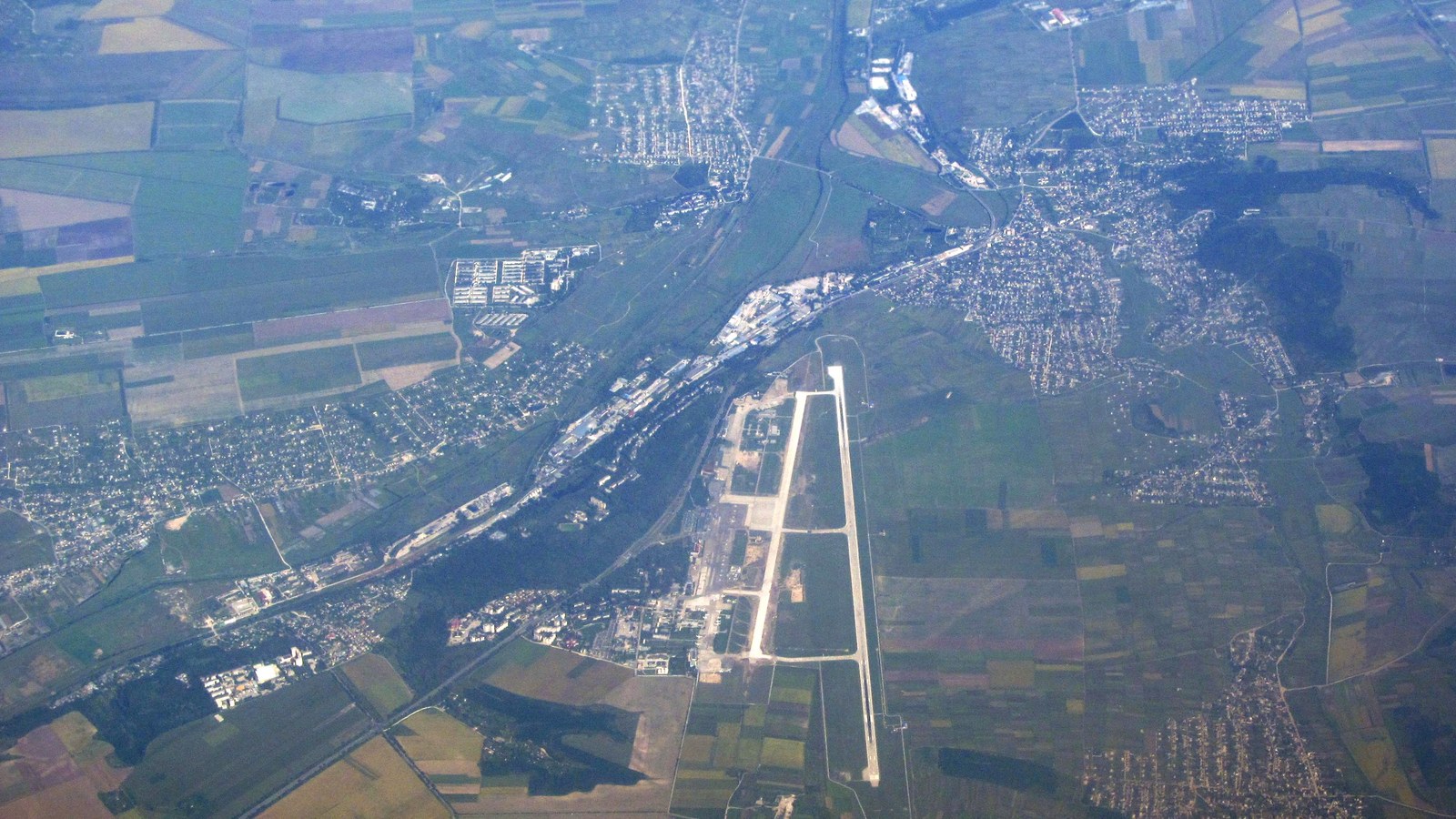 Date de touroperator, nu BNS. Rzeszow si Varsovia scad.